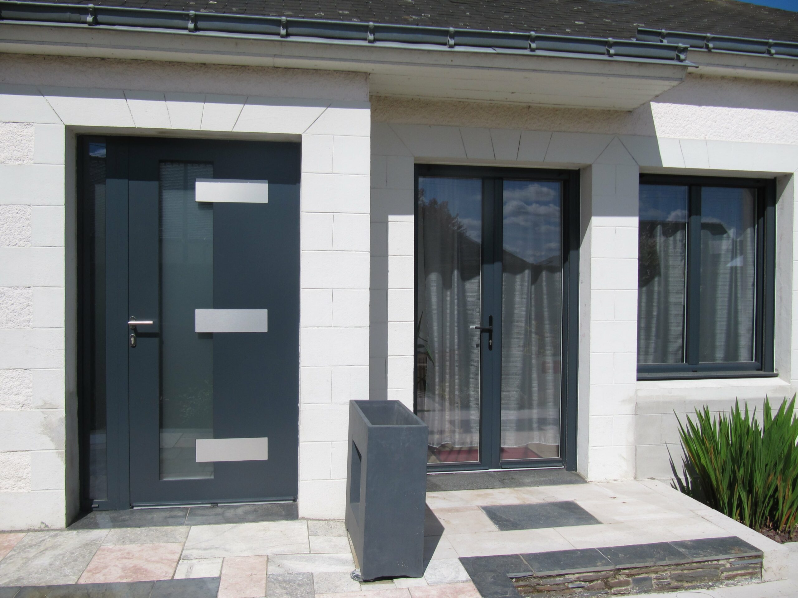 menuiserie-alu-gris-7016-et-porte-dentreģe