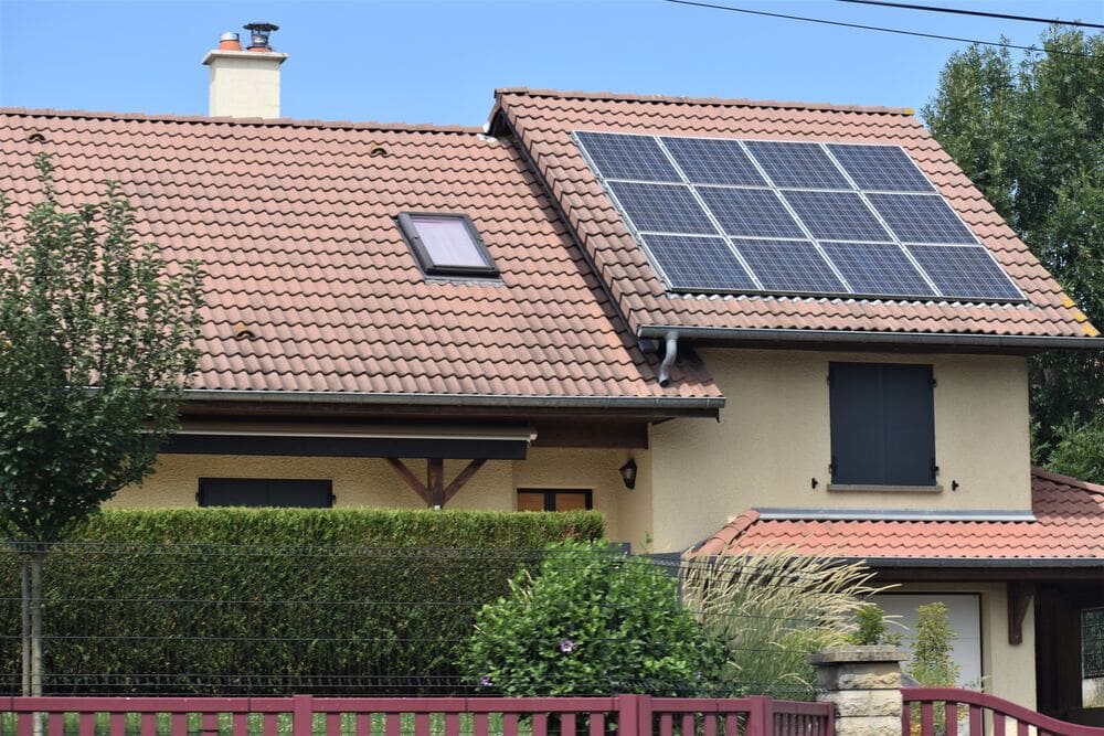 1704730718-panneau-solaire-sur-toiture